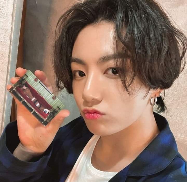 arcoirisonfire's tweet photo. #taekookau

*ૢ✧ | FOOL FOR YOU.

Al ser elegido por V, para ser su compañía de la noche después de un concierto, Jungkook no creyó que el alfa sería distinto a lo que siempre imaginó; mucho menos que, en su primera vez, quedaría en cinta de su Idol favorito. https://t.co/lC99zxFeKG