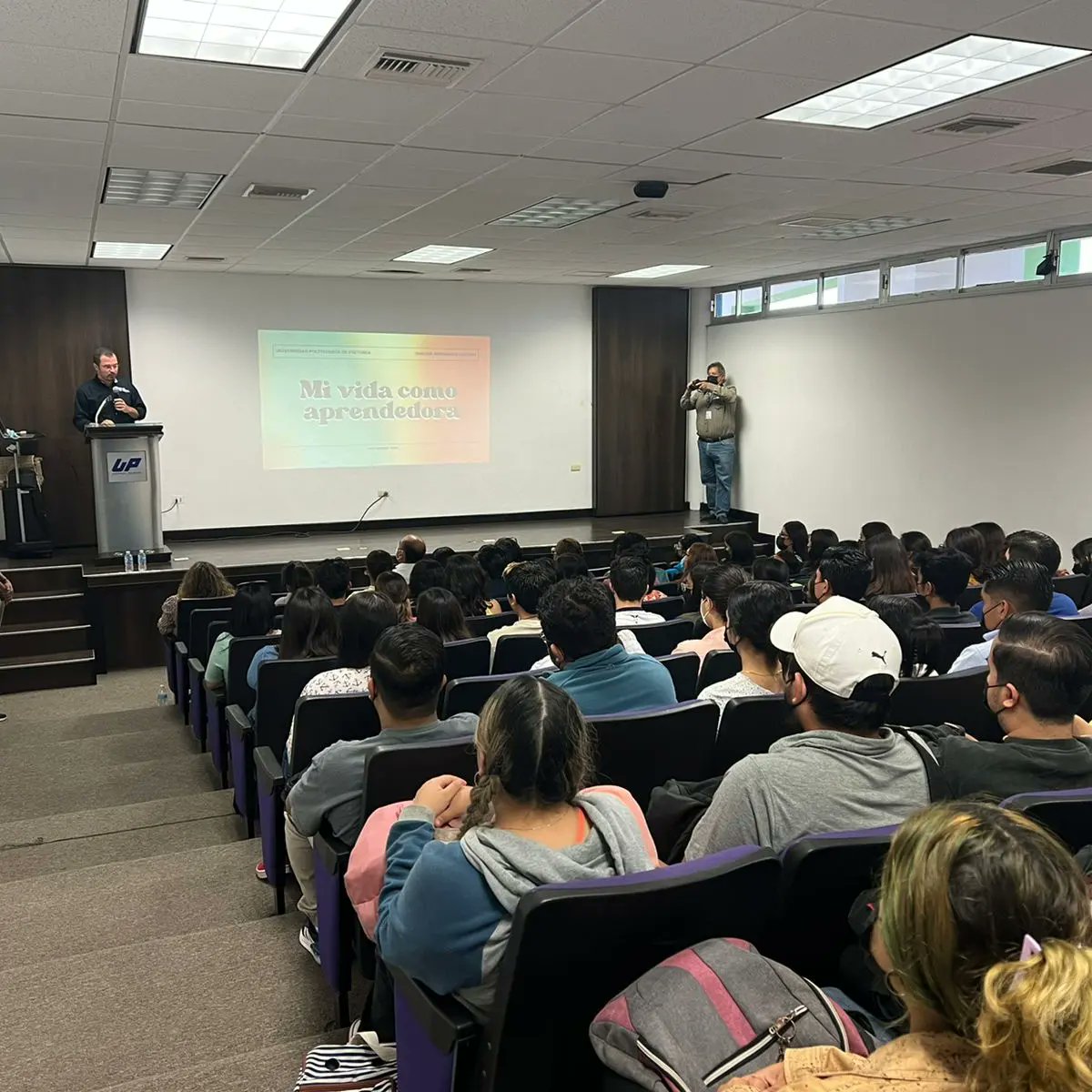 VinculacionTam's tweet photo. La #SEMSyS @EDUCATAM realizan en la @UPVictoria el Foro de Expresión juvenil con el Tema: Emprendimiento, por la ponente Lic. Norma Denisse Hernández Ledezma, agradecemos al personal directivo por las facilidades para efectuar el evento. @gobtam #TamCrece #CdVictoria #Tamaulipas https://t.co/mmoECRgOif
