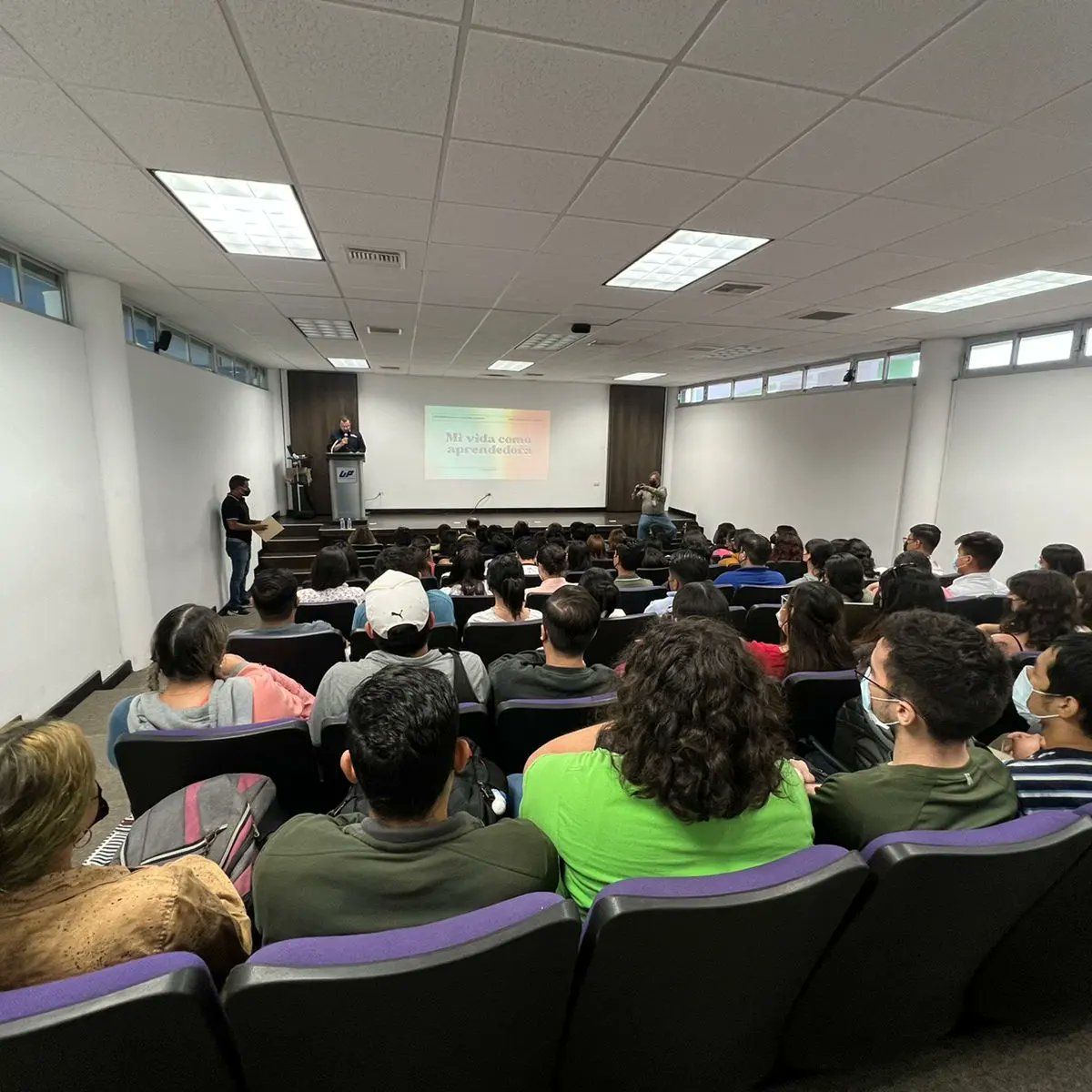 VinculacionTam's tweet photo. La #SEMSyS @EDUCATAM realizan en la @UPVictoria el Foro de Expresión juvenil con el Tema: Emprendimiento, por la ponente Lic. Norma Denisse Hernández Ledezma, agradecemos al personal directivo por las facilidades para efectuar el evento. @gobtam #TamCrece #CdVictoria #Tamaulipas https://t.co/mmoECRgOif