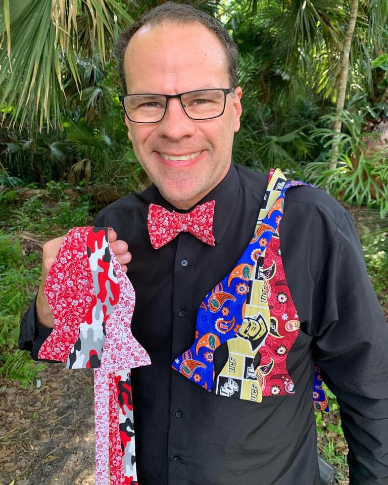 ltrain13's tweet photo. .@DangeRussWilson Mr. Davis has been wearing a bowtie to school as a physics teacher everyday for more than 20 years. He recently started making them for student special occasions. I bet he could spin one up for your next special outing. https://t.co/RNEVOeqskS #bowtie #Broncos https://t.co/vSNp3B4W8L