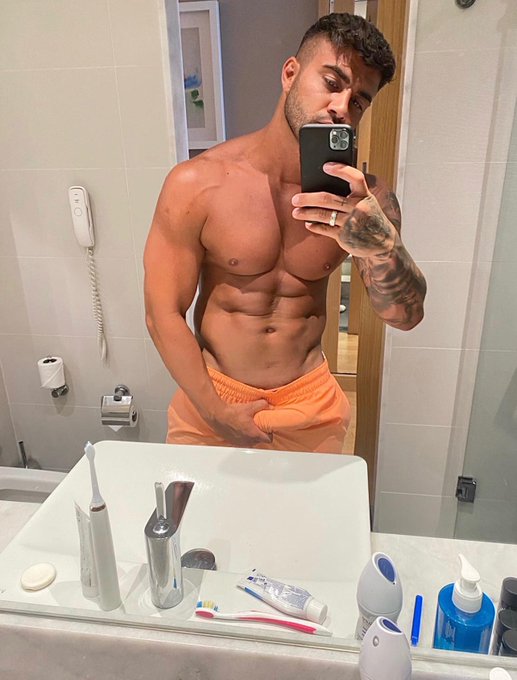 Cum give me a hand?  https://t.co/HscRjrbm1v https://t.co/QM3wPY11qR
