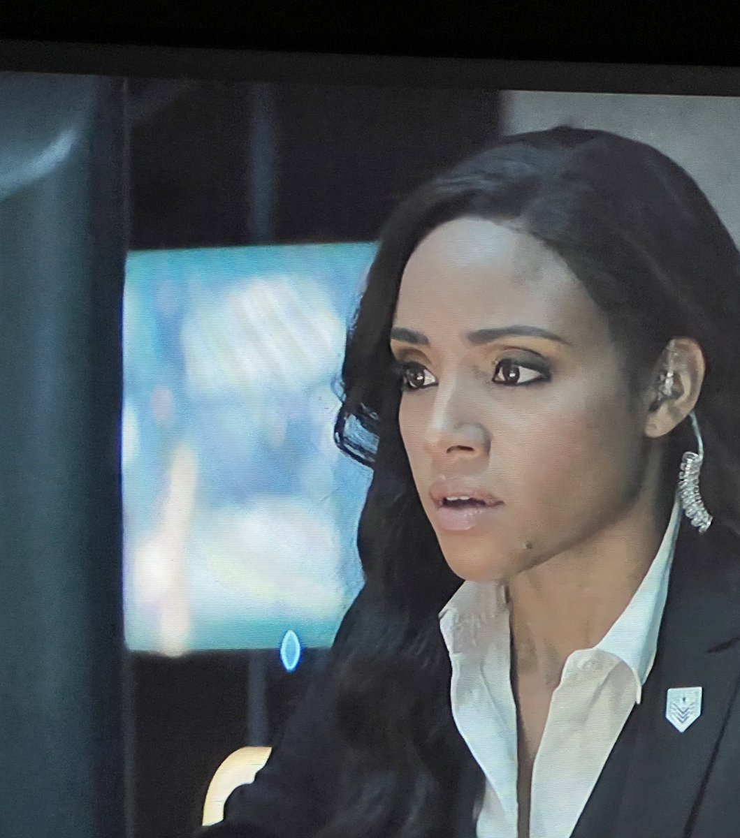 SaveBatwoman's tweet photo. Looks like Soph Soph here is still in shock about #Batwoman’s identity. If anyone was going to find out it was bound to be #AgentMoore 🤷🏽‍♀️

#Rewatchbatwoman #SaveBatwoman https://t.co/Wo5xUQko7i