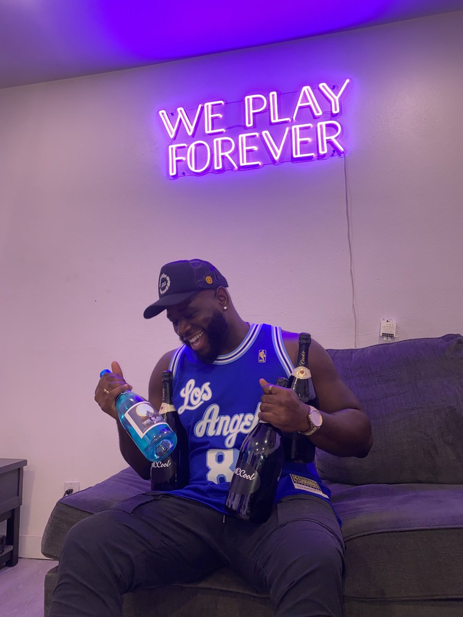 itsaccool's tweet photo. Thanks to everyone who showed up to my album listening session last week. More footage 🎥 coming 🔜 

My album, #BIGCOOL is available everywhere now! 🍾😤💿 -⁦@ForeverFTF⁩ ♾ https://t.co/saHfASpBpY