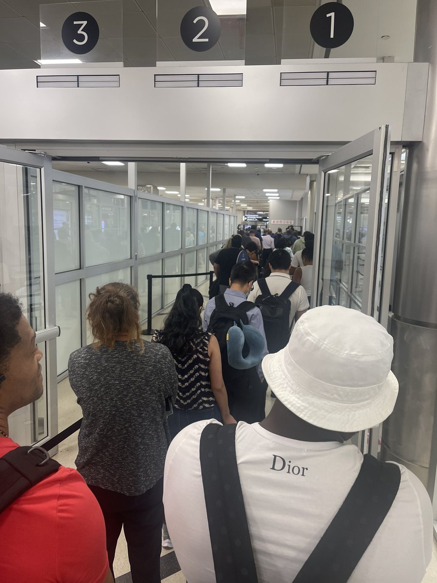 alacodeblog's tweet photo. At this point, I’m not sure what the purpose of a @Clear membership is 🤔 The Clear line is longer than the general line 🤡 https://t.co/BRW3X6GSS9