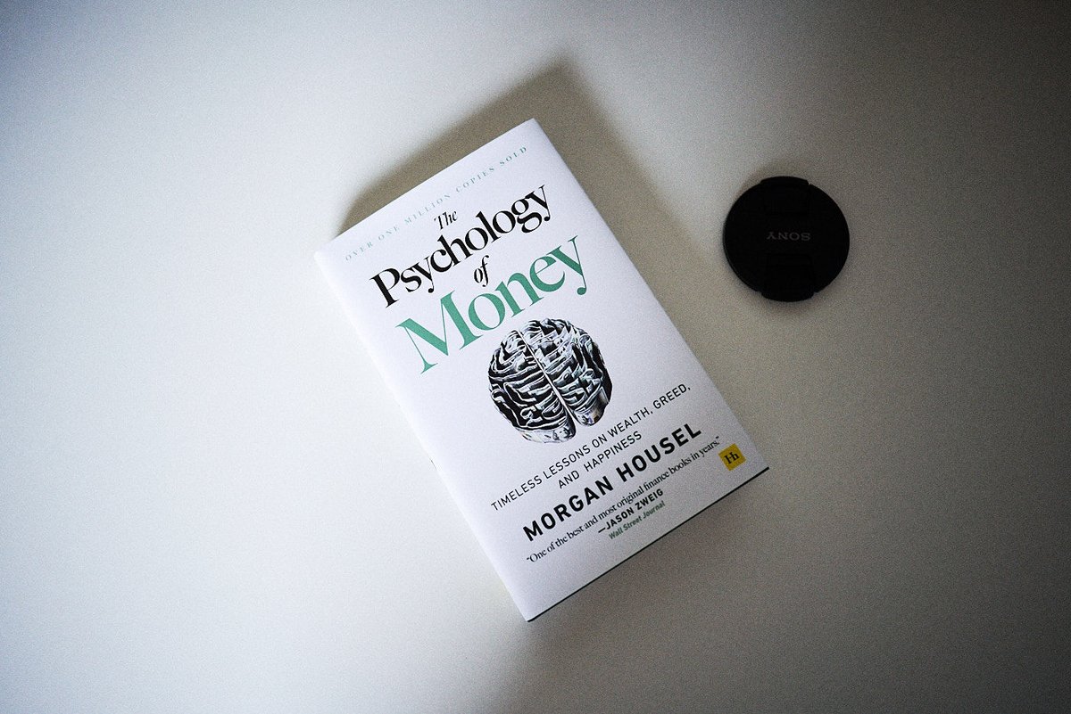 Vi går igenom våra största insikter från boken The Psychology of Money. Några huvudämnen är slumpens dolda roll i livet, egenskapen att förbli rik som tycks vara mer sällsynt än att kunna bli rik, och den generella bristen på kunskap kring beteendekonomi.
open.spotify.com/episode/1uMtJb…