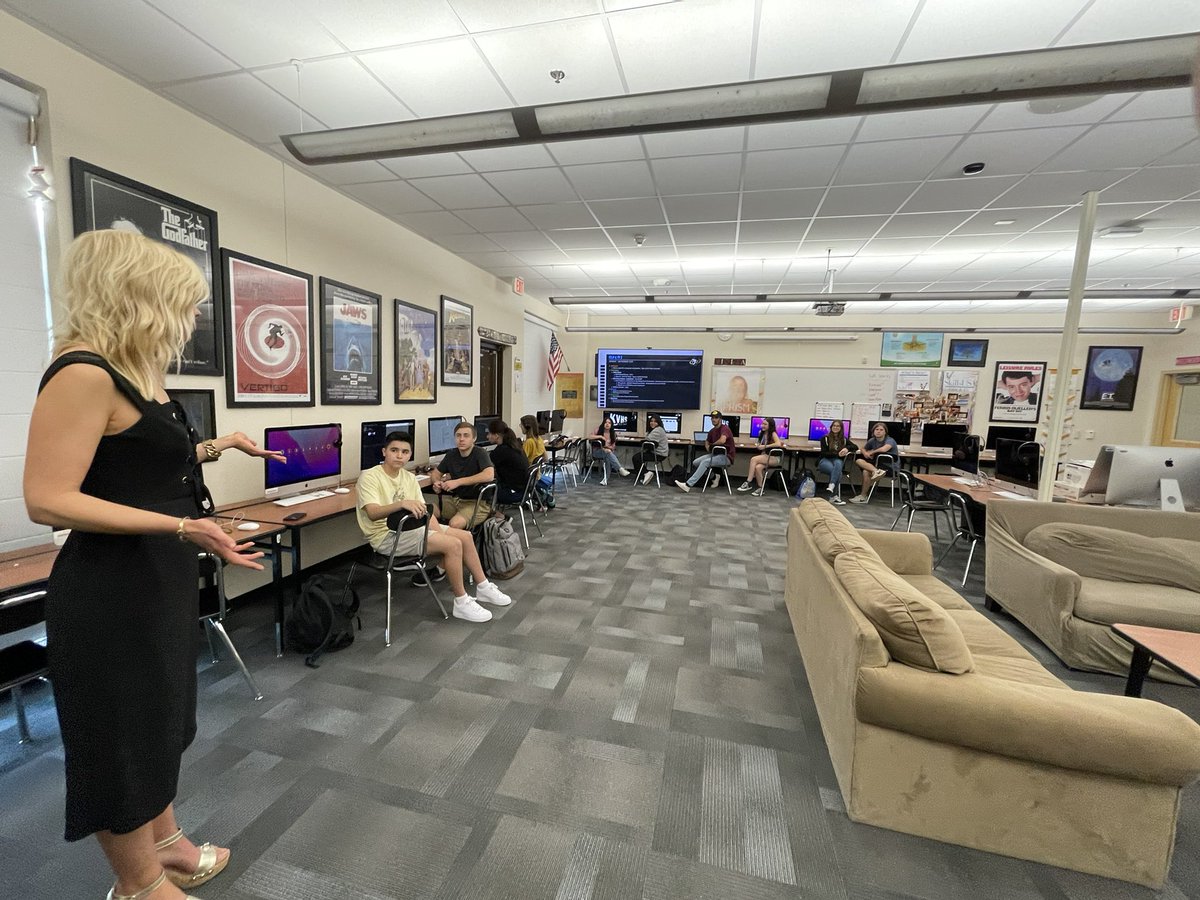 kvhswalker's tweet image. Thank you to @12NewsKrystle from Ch 12 News for spending the morning with KVHS at Verrado HS. Awesome interview, insights into being on TV and tips for our weather segment. #1verrado