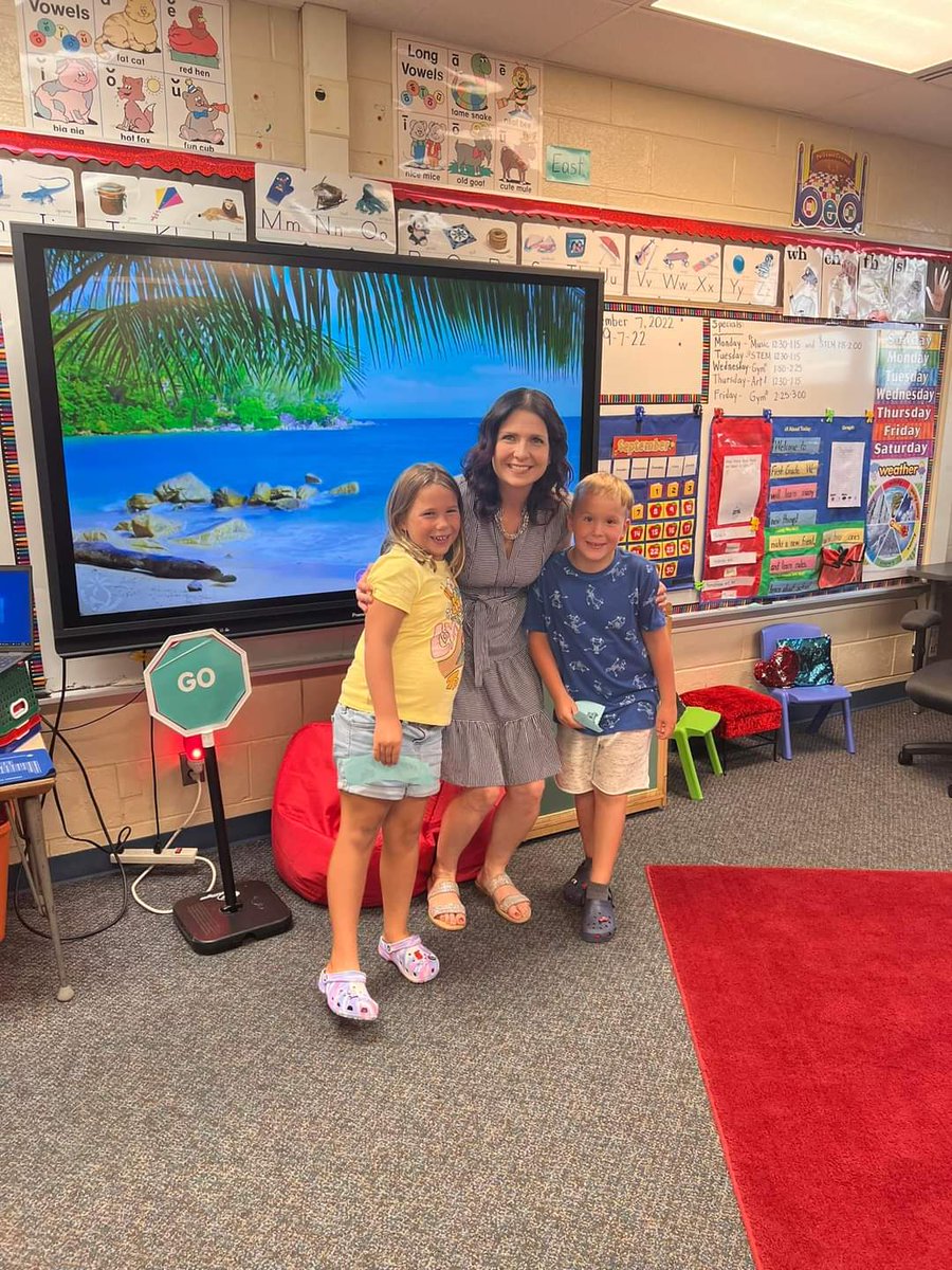 MayerFirstGrade's tweet photo. Our FIRST turn and talk, FIRST Star of the Week, FIRST class picture, and my FIRST set of twins!! ❤ #GSDPride #PeaceLoveParsons #MediaMonday https://t.co/oXCRtMTDqA