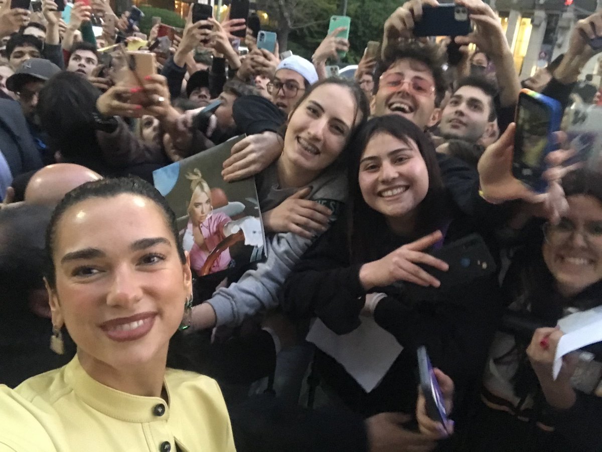 📸| A Latam é a favorita sim! <a href="/DUALIPA/">DUA LIPA</a> muito feliz atendendo fãs em Buenos Aires, na Argentina (12/09)!