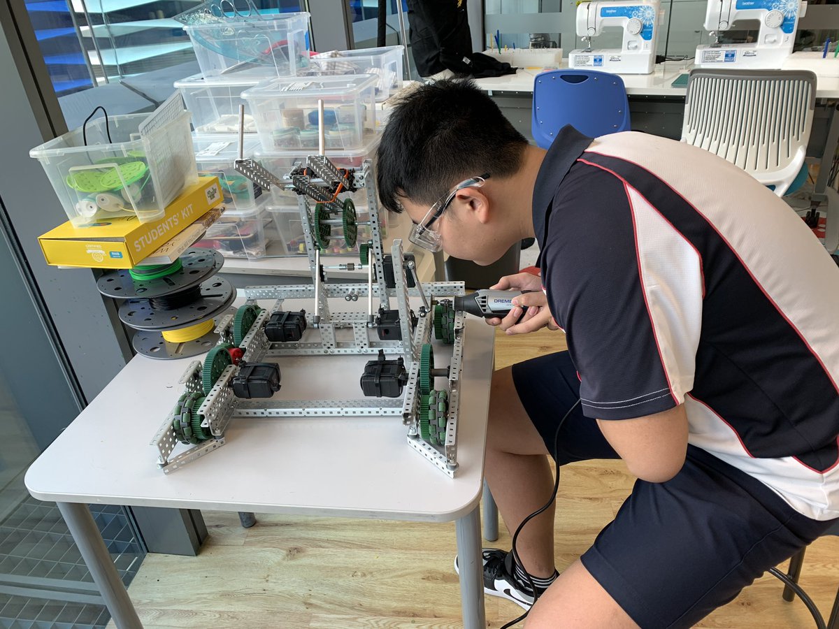 NoahkahanTours's tweet photo. #SAISRobotics is sure a grind! Robots are starting to take shape and power tools are being utilized in the #InnovationCenter #SAISRocks @SAISSingapore https://t.co/EXlJlRGOUq