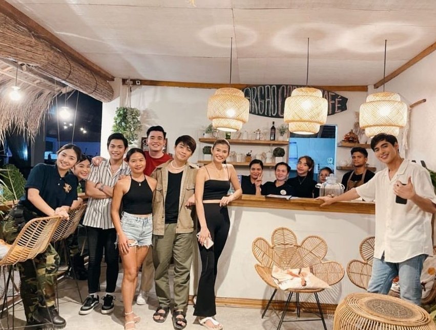 JealBenOfficial's tweet photo. Enjoy and have fun while working 💛 #JealBen with the #TheLifeSaver cast soon 🔜🎬🎥
#BenedixRamos #PrincesJeal
@BenedixRamos @princessjeal https://t.co/rokA8stgER