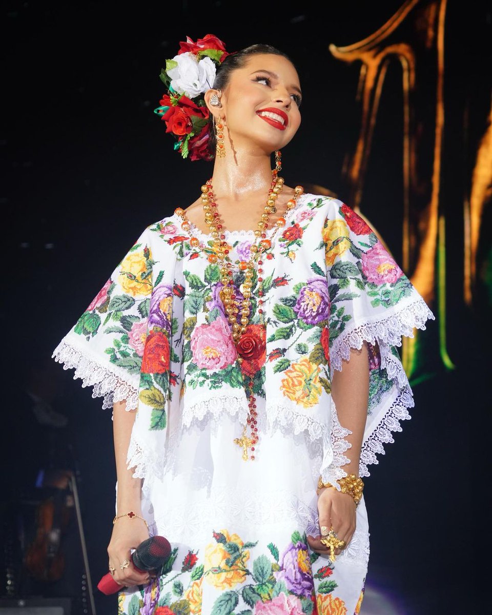 AngelaAguilar__'s tweet photo. Vestido típico y rosas. Mérida, te extraño. ♥️ https://t.co/Yn6zkmGZqd