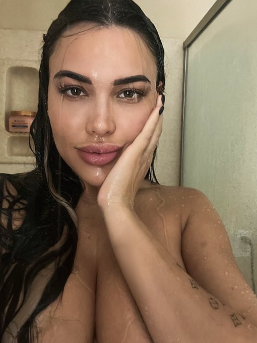 Cum take a shower with me😛💦 https://t.co/ZzaLSLcnHD