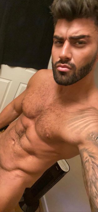 Over 900 uncut pics &amp; vids underneath..  https://t.co/HscRjrbm1v https://t.co/VeoGptsAKG