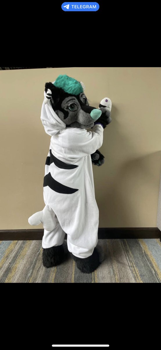 KinoGrace's tweet photo. Aint no fish like #1fish! My bestest friend! 🐟🐟🐟🐟
Starring his earring tag, and kigu merch i got made :D https://t.co/8niaP60yPk