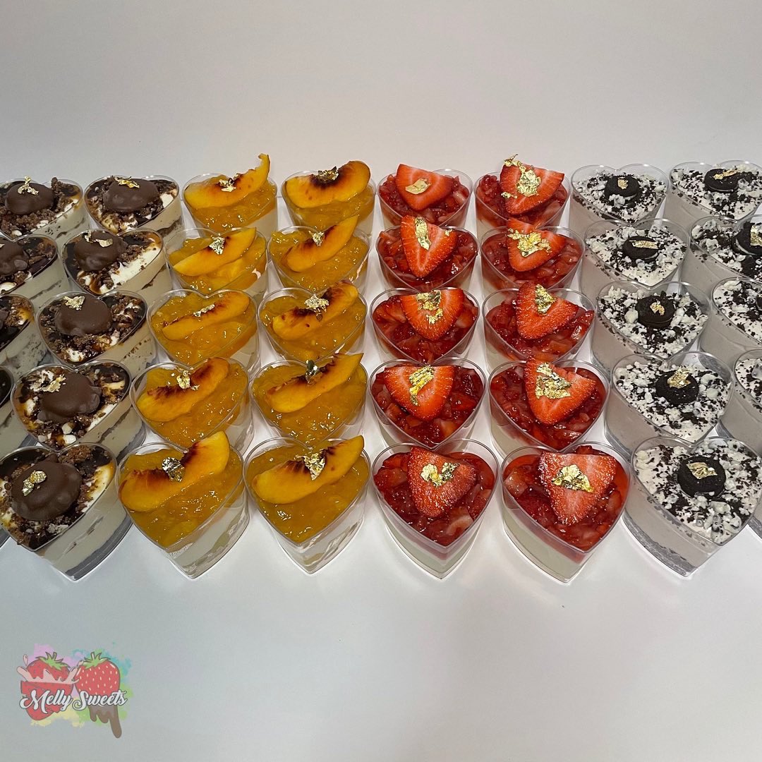 melly4sweets's tweet photo. Wedding Dessert Shooters 👰🏽‍♀️🤵🏽💍🍫🍑🍓🍪
Flavors: Turtle cheesecake, Peaches and cream cheesecake, strawberry cheesecake &amp; Oreo cookies n’ cream pudding 
#MellySweets #dessertshooters #weddingdesserts #weddingvibes #daytonohbaker #cheesecakedessertshooters #blackownedbusiness https://t.co/H8GlWPf5p1