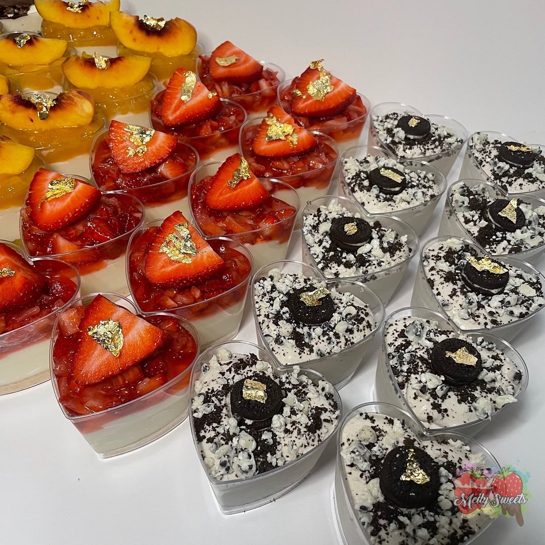 melly4sweets's tweet photo. Wedding Dessert Shooters 👰🏽‍♀️🤵🏽💍🍫🍑🍓🍪
Flavors: Turtle cheesecake, Peaches and cream cheesecake, strawberry cheesecake &amp; Oreo cookies n’ cream pudding 
#MellySweets #dessertshooters #weddingdesserts #weddingvibes #daytonohbaker #cheesecakedessertshooters #blackownedbusiness https://t.co/H8GlWPf5p1