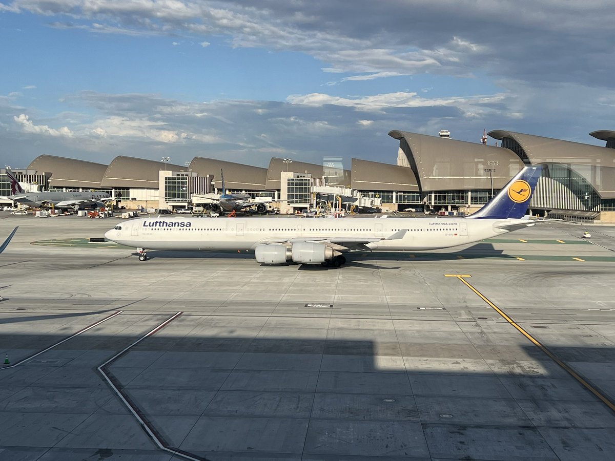 Ken_Ying's tweet photo. A plane type sighting that’s getting rarer by the day. @lufthansa @Airbus #A340 @flyLAXairport https://t.co/b4sXh3A1pf