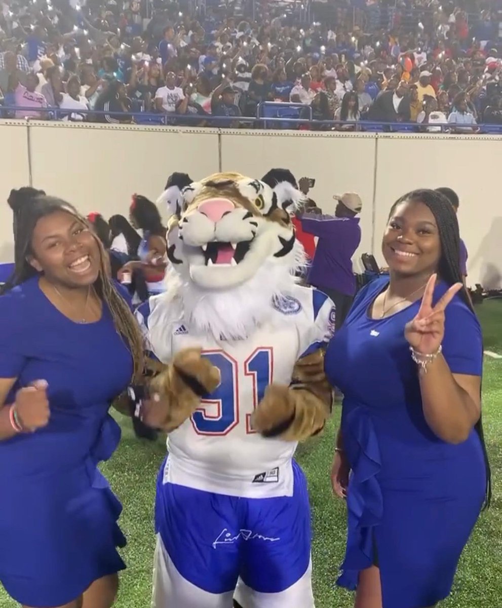 LiveAboveCO's tweet photo. 🔥Southern Heritage Classic! It was only right that the #TSU cheer coaches and mascot came through fresh like this! #LiveAbove #SouthernHeritageClassic https://t.co/M2x4ZYIpZB
