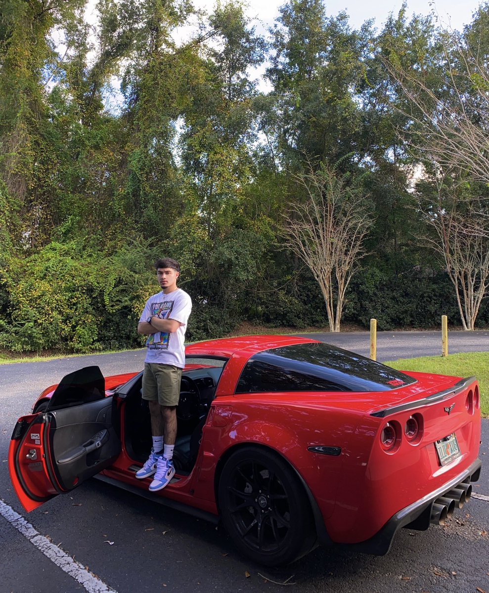 onethouwow's tweet photo. on the car n shit.. https://t.co/KrWlA8rpYz