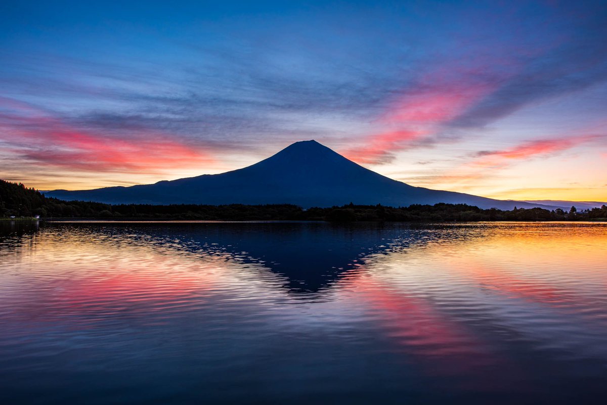 hiroshi_vh's tweet photo. 田貫湖からの富士山
放射状の朝焼けが綺麗でした。
2022.9.13 https://t.co/iYMnwBeaiv