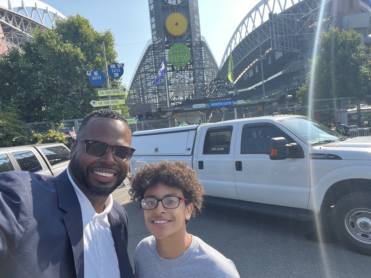 If you’re at tonight’s <a href="/Seahawks/">Seattle Seahawks</a> game, be on the lookout for Jaylen from @DreamBigPicture, hanging out with <a href="/Carlos_Moreno06/">Carlos R. Moreno</a> and <a href="/WaltThurm3/">Walter Thurmond III</a>, sharing about <a href="/bp_living/">BPLiving</a>! <a href="/HighlineSchools/">Highline Schools</a>