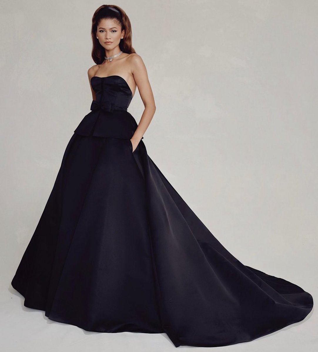 FilmUpdates's tweet photo. Zendaya for the 2022 #Emmys https://t.co/a960RVMj6H