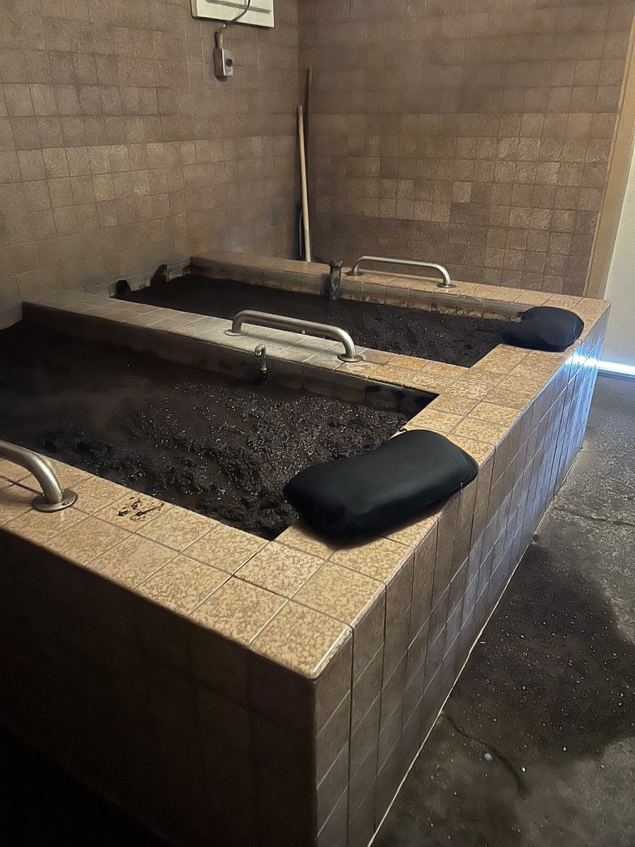 chelseapearl's tweet photo. Forbidden brownie batter at @RomanSpaResort 🍫🧖‍♀️ #mudbath #calistoga #visitcalistoga #thisiscalistoga @VisitCalistoga https://t.co/iv86LADrXY