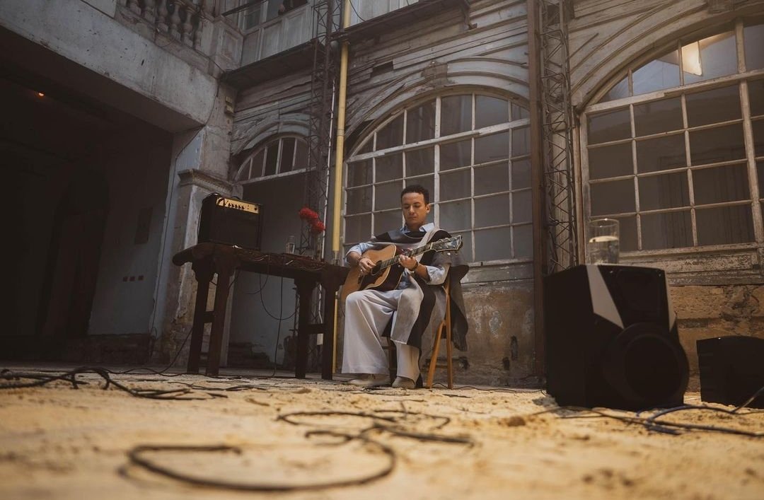 Fonseca's tweet photo. Cuéntame a quién le dedicarías #VolvámonosAEnamorar ¡Los leo! https://t.co/ckD41mUACM