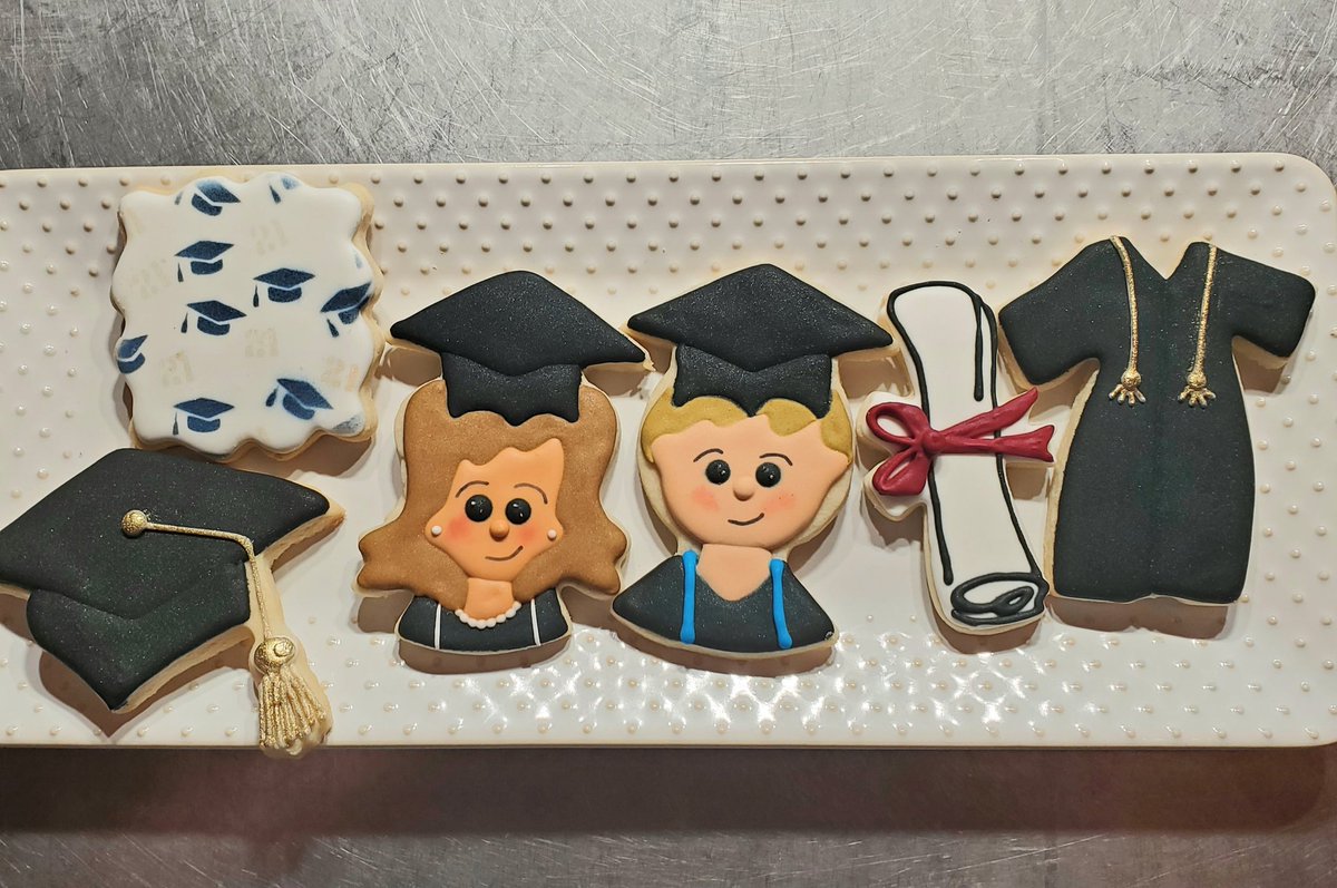 karlaperdue's tweet photo. @lovinglife1618 @two_lnl Remember to use the code. I mainly buy when I see something I haven't seen before and think I have to have it.  Also,  seeing the cookie decorated (even though that's not what they are selling) is HUGE. I'm already buying the cutter,  don't make me be creative too 😊 https://t.co/nSEdFhMVZj