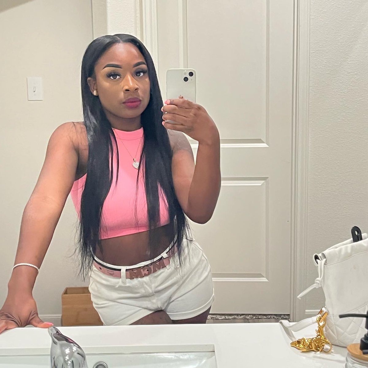 theregoqueen's tweet photo. Fine af dark like henny https://t.co/T7ZiK14lEY
