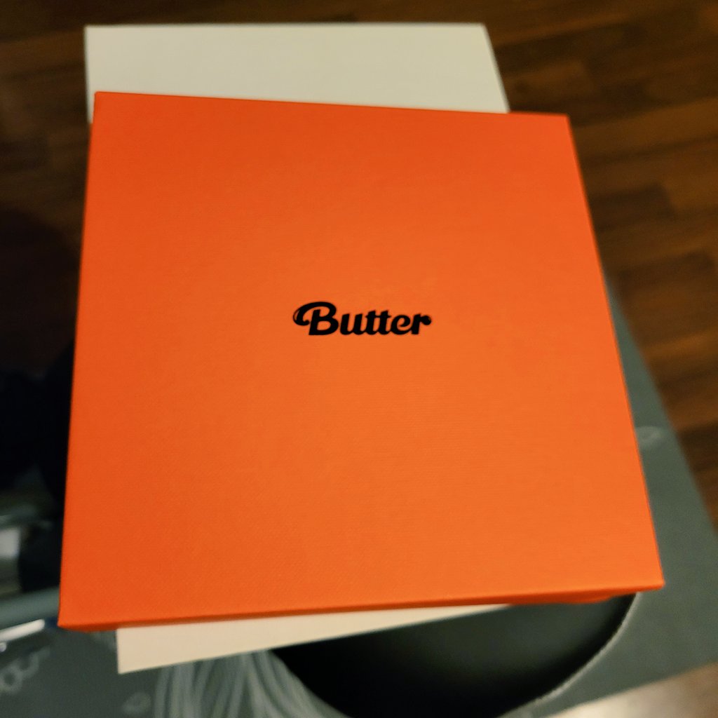 punktanhyung's tweet photo. ✨️FLASH 🧈 GIVEAWAY✨️

🍑i'm tryna downsize for moving reasons, so i'm giving away 1 UNSEALED Butter album, 'Peaches' version! 
🍑photocard is NOT included, but everything else is!
🍑got a lil damaged in shipping, pls see 2nd pic
🍑worldwide, followers only
🍑RT to enter https://t.co/3BmCW1DLWM