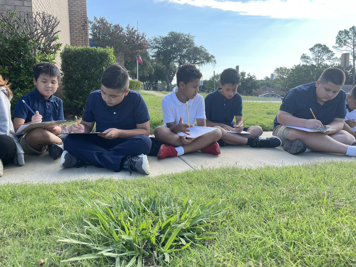 msgordons4's tweet photo. We went on a sensory field trip today. We used our 5 senses to write adjectives to describe nouns around us! #AmplifyTX #CHE @ClubHill_Cougar https://t.co/SzBLpf2VEA
