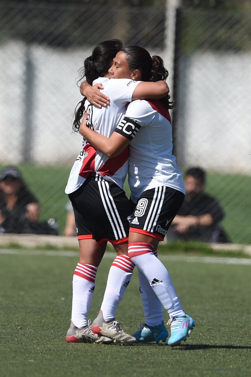 RiverPlate's tweet photo. 📸 ¡Postales de la victoria de @RiverPlateFem!

Por la fecha 19 del campeonato, las Millonarias derrotaron 6-0 a Comunicaciones. 👏🏼⚽️

#VamosRiver ⚪️♥️⚪️ https://t.co/4pBouNgxsa