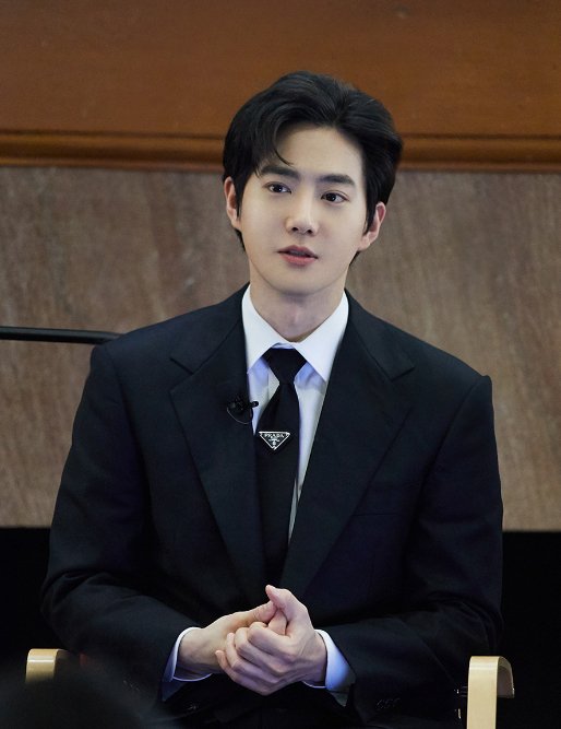SUHOWorldwide's tweet photo. [INFO] 130922 EXO's #SUHO is reported to be part of the cast of 'Hip'. His return to drama after 4 years.

#Hip will humanly tell the story that takes place against the backdrop of rural areas. It will be broadcast in 2023.

🔗https://t.co/HAXxidkFsD

@weareoneEXO #수호 https://t.co/2jYuOSxiL5