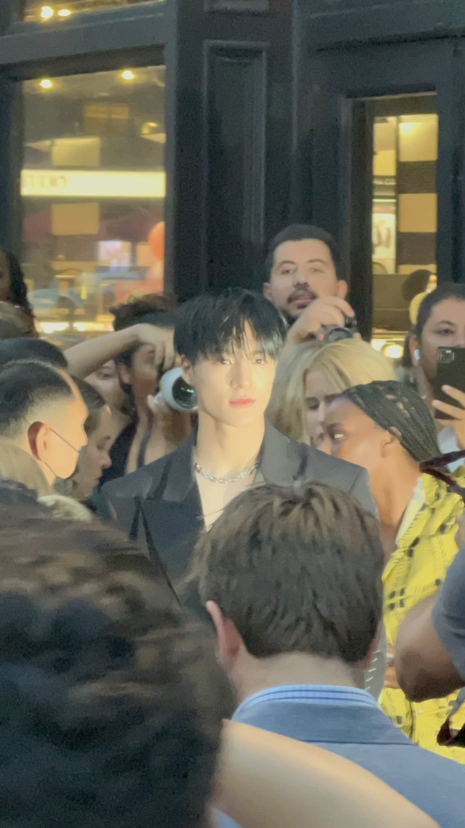 valboyjae's tweet photo. FACE CARD NEVER DECLINESSS #JENO #JENOwithPeterDo #JENOxVOGUE #NYFW https://t.co/adY2U8zqTo