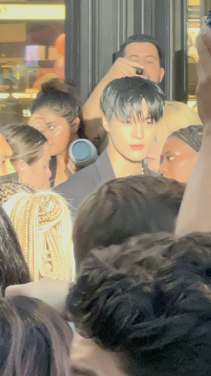 valboyjae's tweet photo. FACE CARD NEVER DECLINESSS #JENO #JENOwithPeterDo #JENOxVOGUE #NYFW https://t.co/adY2U8zqTo