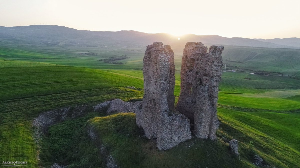 archeoflight's tweet photo. 🇮🇹 Torre medievale di Tertiveri, Biccari (FG).
🇬🇧 Medieval keep in Tertiveri, Biccari, Italy.
#archeologia #storia #torre #medioevo #architettura #droni #fotografiaaerea #vivopuglia #vivofoggia #puglia #foggia #volgofoggia #tertiveri #tagamo #montidauni #paesaggio #igerspuglia https://t.co/1wky1kzwG7