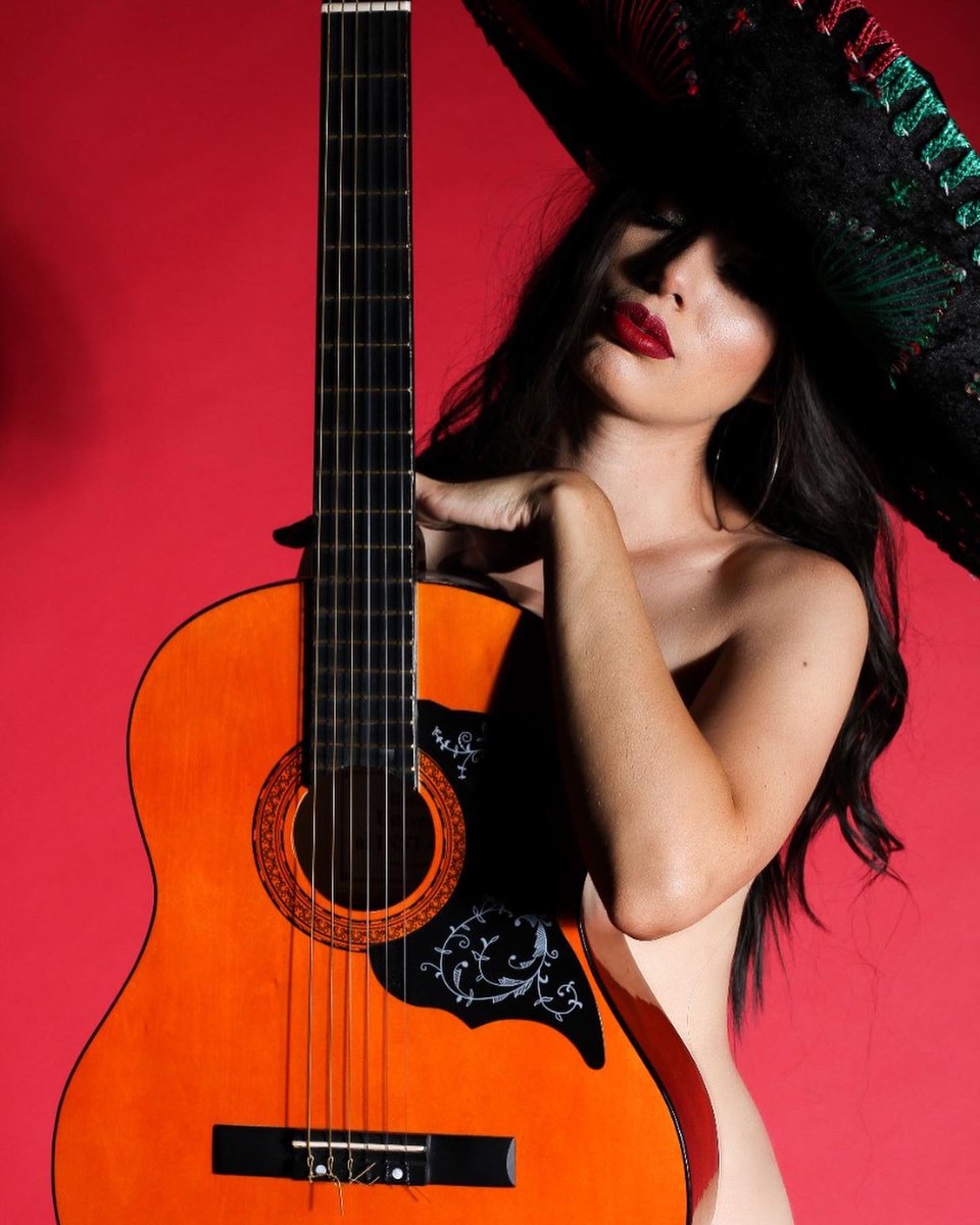 México 🇲🇽 es más que colores, sabores, alegría y folclore; es innovación, emprendimiento y una cultura que inspira. 

Modelo: Denisse (denisseariadnna)
Organización: DAMN QUEEN
Locación: Estudio Bulbo