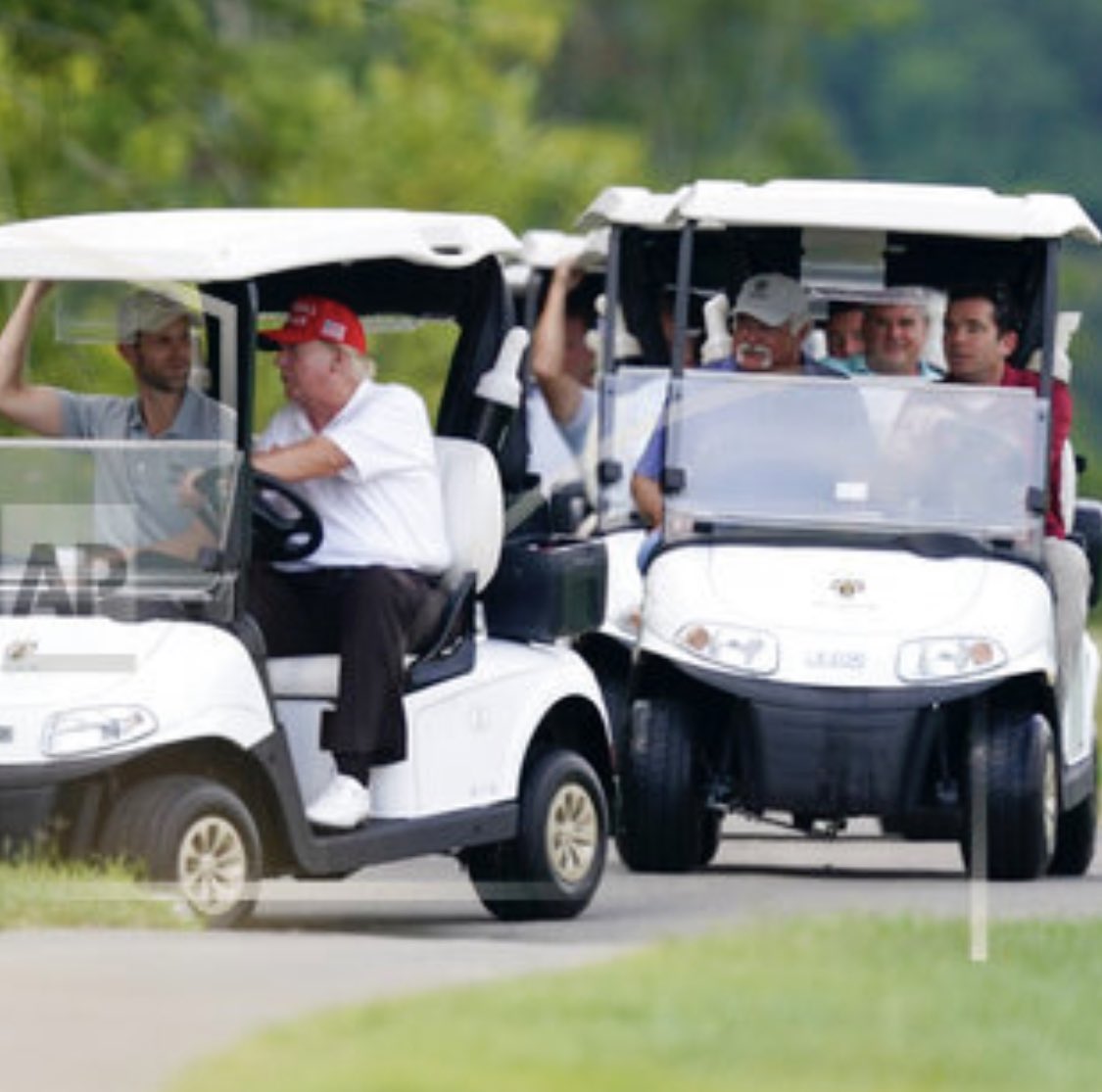 teeNYMD50's tweet photo. @davidmweissman He's at his golf course in Virginia meeting with McCarthy, Nunes, Eric, Trusty, Hannity and others. They're standing in the rain on the golf course w/no clubs and no golf shoes! Looks like a dag on mob meeting! #MAGANuts #TrumpTreason
#TrumpStoleTheDocs
#TrumpisaDisgrace https://t.co/dxLsOuwASk
