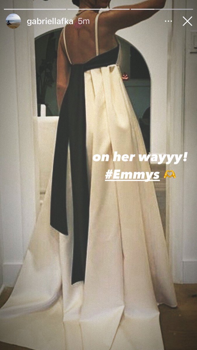 selenagomezdot's tweet photo. POV you’re a selenator waiting for selena to arrive at the emmys: https://t.co/UCBXJINoOE