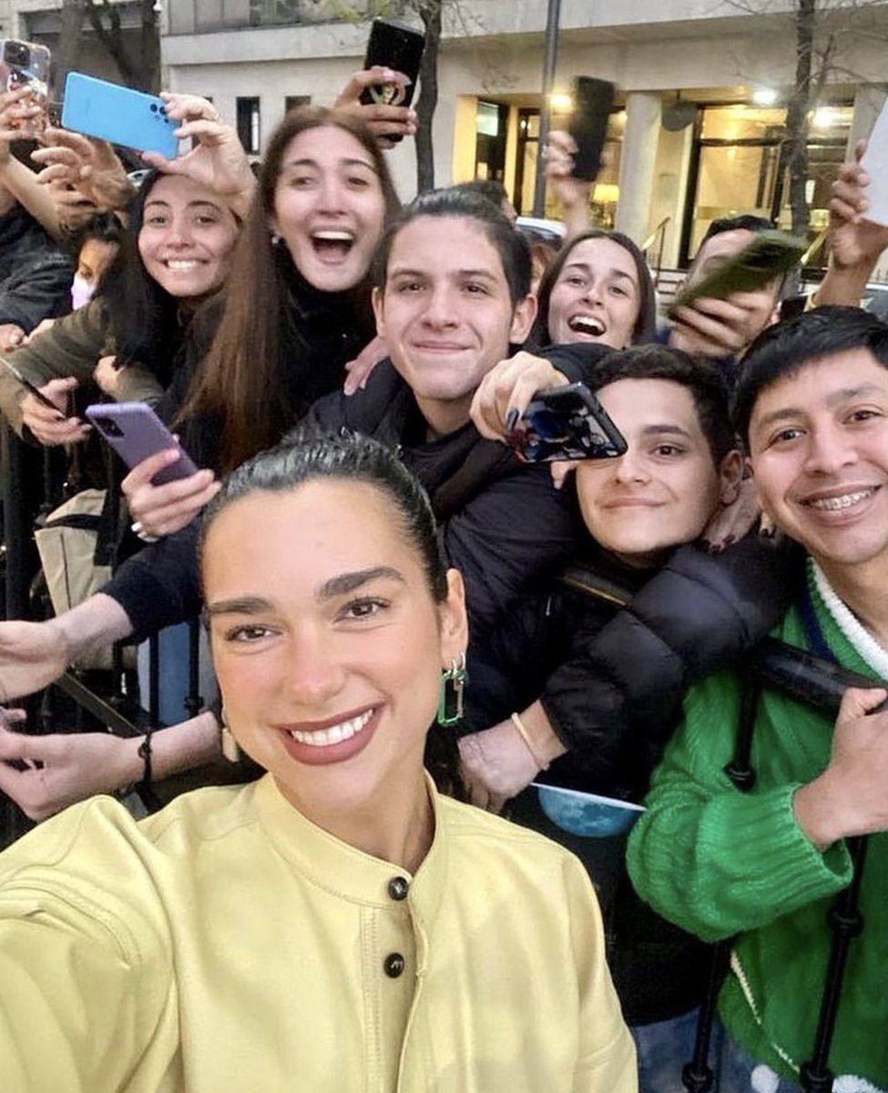 TuMusicaHoy_OK's tweet photo. ESTO ES REAL???? 💖💖💖💖💖 @DUALIPA está en Buenos Aires ¡y saludó a sus fans en la puerta del hotel! 🫶🏻🫶🏻🥺 https://t.co/yqyqsTdthw