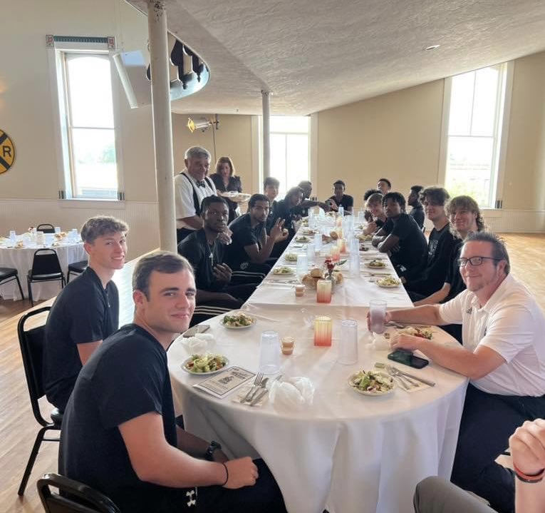 MSUWPGrizzlyMBB's tweet photo. 📸 This past weekend we volunteered to be servers for “The Emerald Heist” A dinner theater fundraiser for the 37th Judicial Court, CASA.  A group that supports advocates for abused or neglected children. #givingback #msuwpgrizzlies https://t.co/Gi5reZ97cn