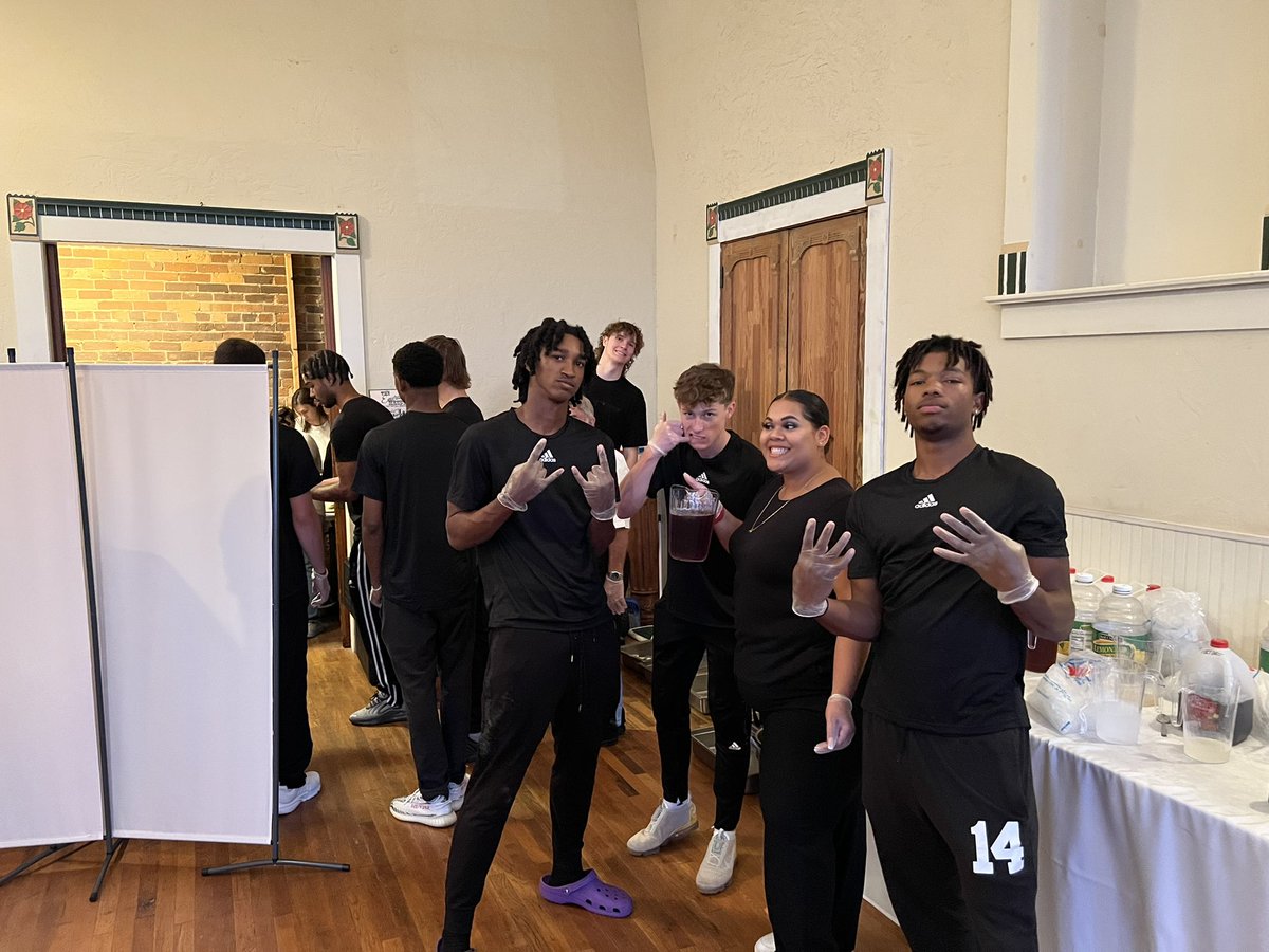 MSUWPGrizzlyMBB's tweet photo. 📸 This past weekend we volunteered to be servers for “The Emerald Heist” A dinner theater fundraiser for the 37th Judicial Court, CASA.  A group that supports advocates for abused or neglected children. #givingback #msuwpgrizzlies https://t.co/Gi5reZ97cn