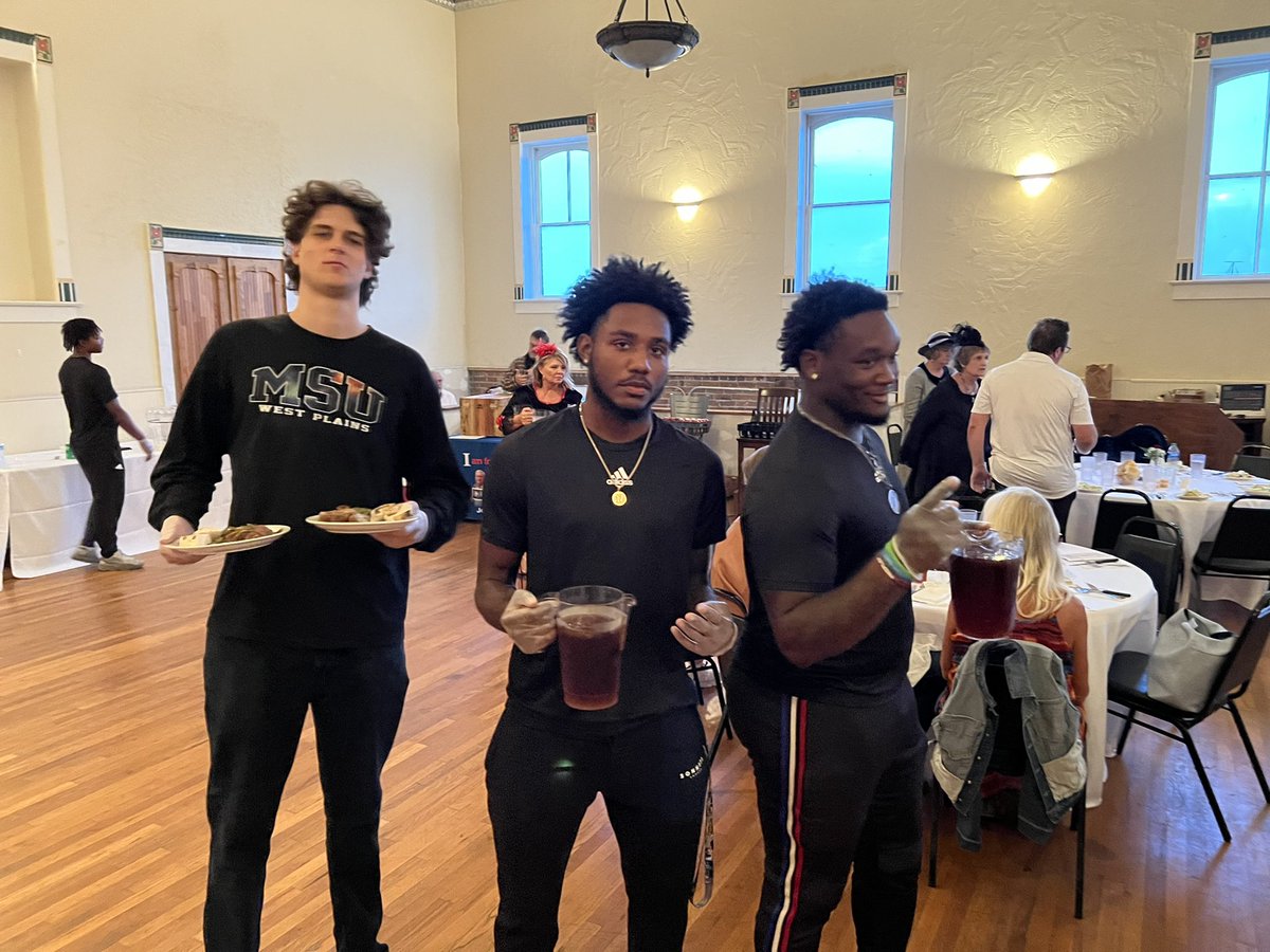 MSUWPGrizzlyMBB's tweet photo. 📸 This past weekend we volunteered to be servers for “The Emerald Heist” A dinner theater fundraiser for the 37th Judicial Court, CASA.  A group that supports advocates for abused or neglected children. #givingback #msuwpgrizzlies https://t.co/Gi5reZ97cn