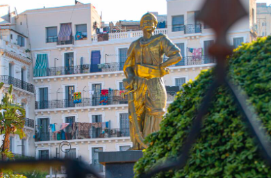 L'Algérie et les symboles sont une longue et belle histoire d'amour. 
Des statues aux allures monumentales surplombent les quatre coins du pays et viennent rappeler , sans dire un mot, l'unique passé de toute une nation. 
La symbolique apporte , confirme et rassure.