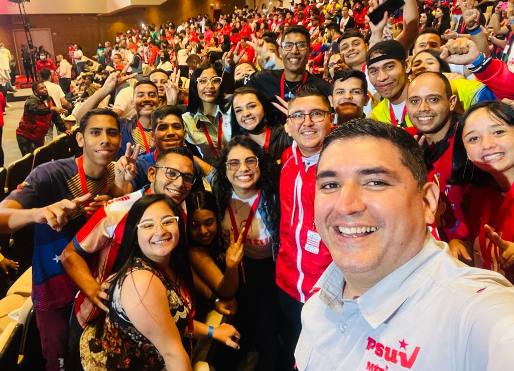 JEHYSONGUZMAN's tweet photo. Sigo soñando porque toda esa fuerza que nos acompañó para nacer junto al Comandante Hugo Chávez en el futuro nos podamos encontrar mirando las batallas y las Victorias con nuestro Presidente @NicolasMaduro. https://t.co/aAieSFC5zR
