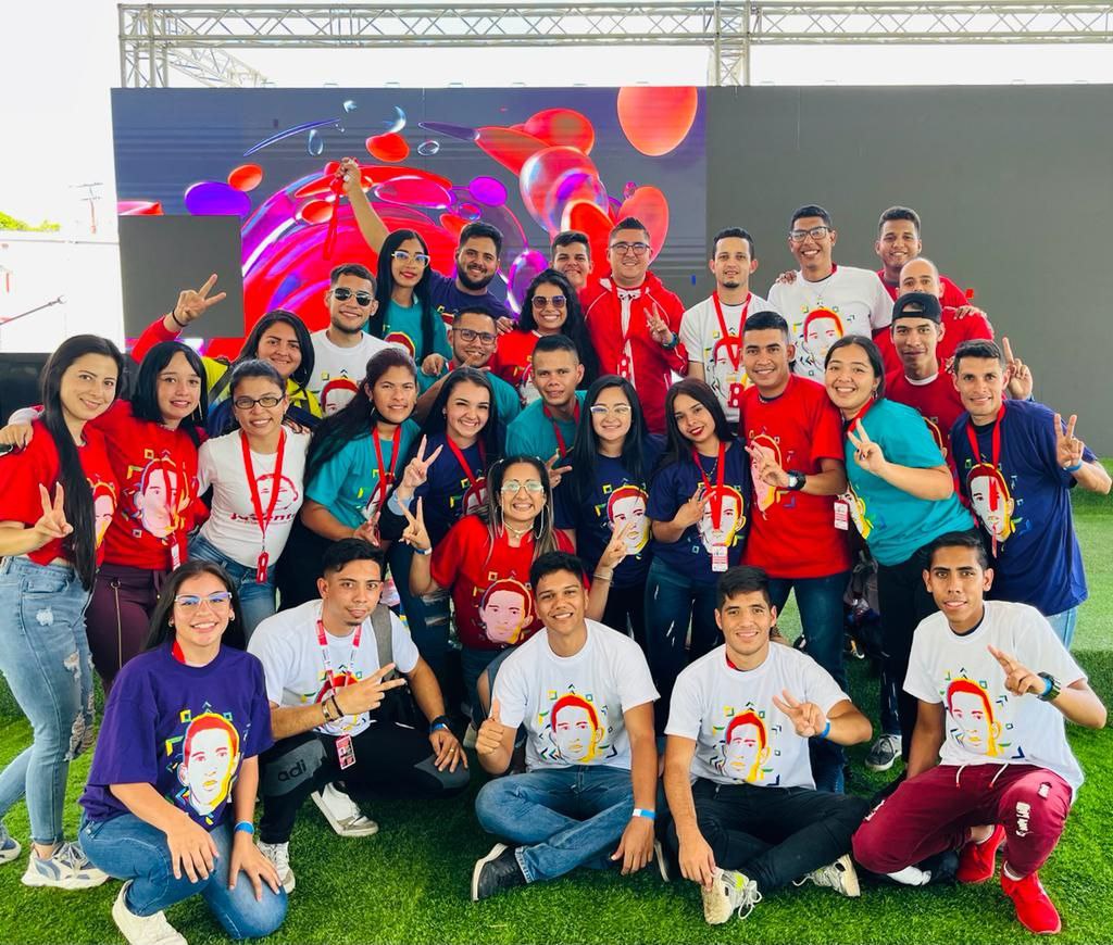 JEHYSONGUZMAN's tweet photo. Sigo soñando porque toda esa fuerza que nos acompañó para nacer junto al Comandante Hugo Chávez en el futuro nos podamos encontrar mirando las batallas y las Victorias con nuestro Presidente @NicolasMaduro. https://t.co/aAieSFC5zR