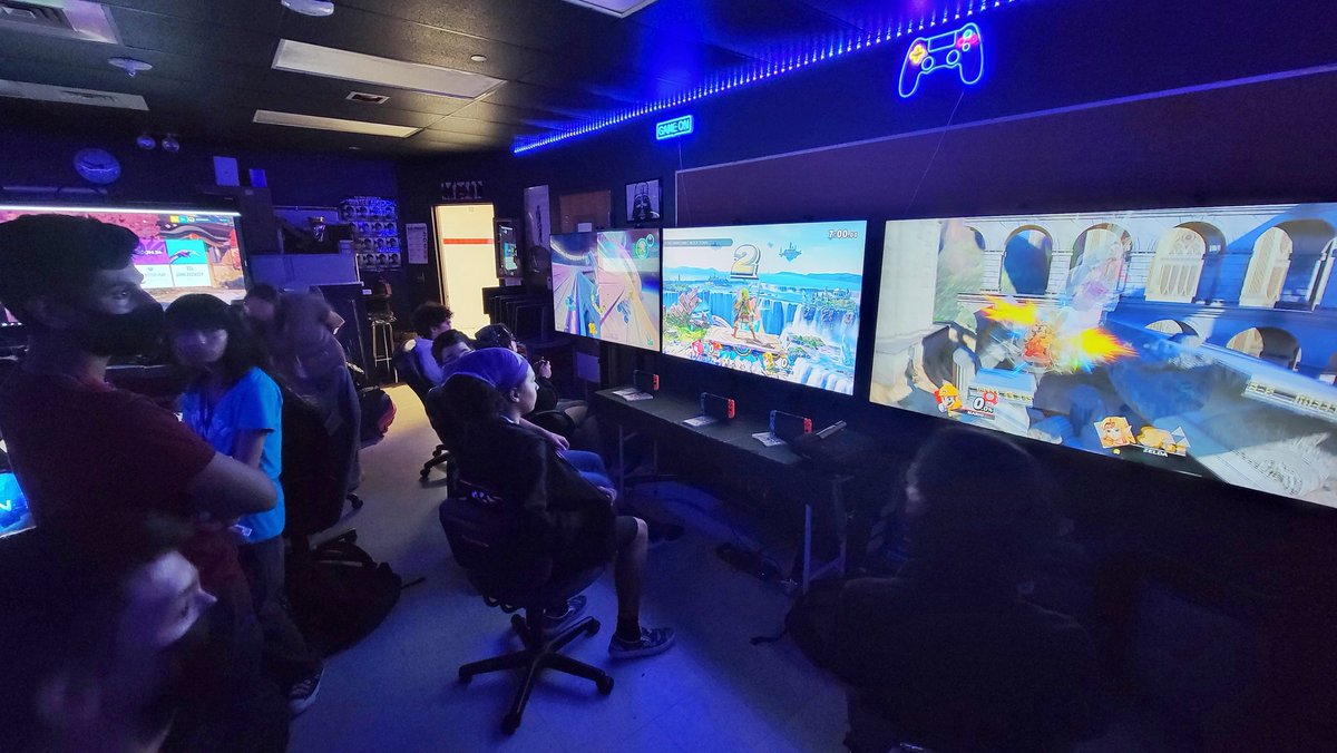 Cyber Reds Esports practice on #NationalVideoGamesDay ! Wish us well in the fall majors. We have teams competing in Valorant, Smash, Apex, Chess, Halo, and more!
#thedistrictesports #thedistrict <a href="/BuenrostroErick/">Erick Buenrostro</a> <a href="/ranger_eSport/">Ranger eSports</a> @edtechwizard