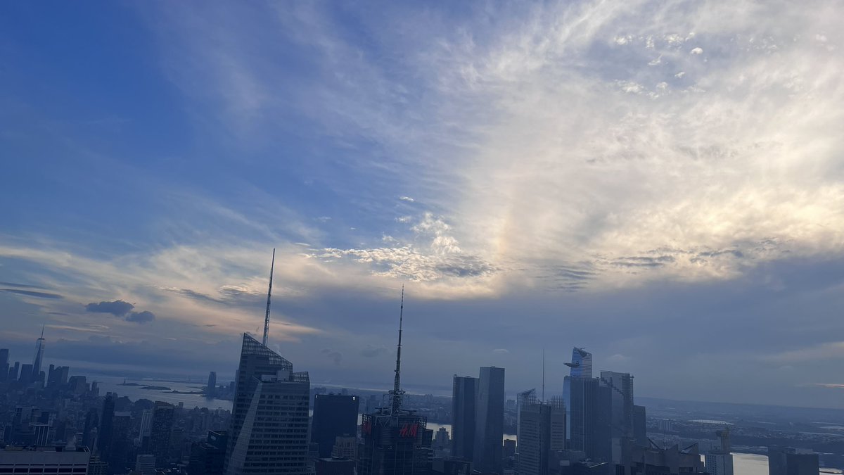 Sustoecker's tweet photo. Heute #TopOfTheRocks - Hammer, absolut der Hammer. Wenn Ihr in New York sein solltet - macht das! https://t.co/9WSa2PFvLE