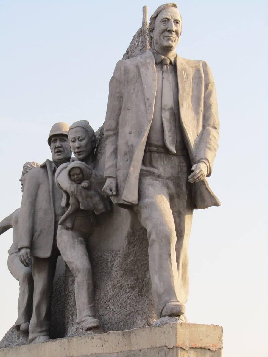 BunkerMedia_'s tweet photo. 🗽 VANDALIZARON LA ESTATUA DE NÉSTOR KIRCHNER

🤦🏻‍♂️ Vecinos de Vedia, partido de Leandro N. Alem, denunciaron que el monumento del ex presidente fue atacado.

🔫 Esta estatua, que se encuentra en la entrada de la ciudad, tenía daños reconocibles que serían de armas de fuego. https://t.co/RTkvDW0NBX